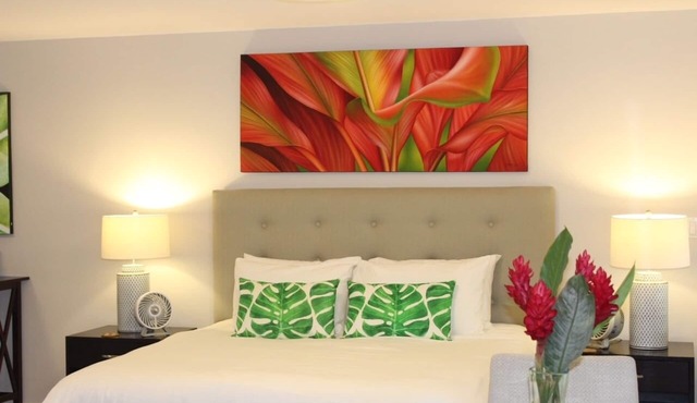 Steps to Kahala Beach, quiet, King bed, patio, parking, A/C, kitchenette & BBQ