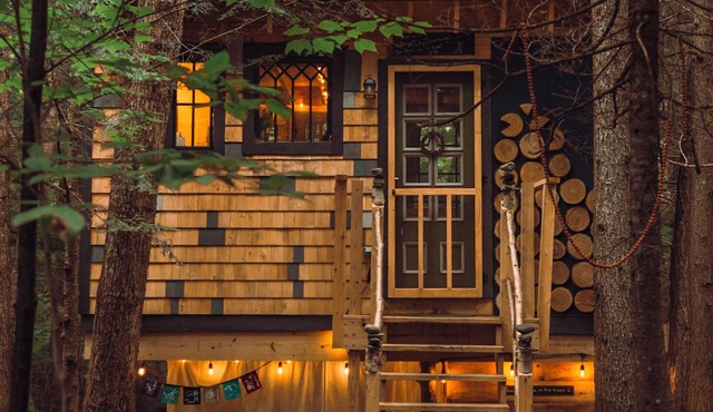 Streamside treehouse in the Vermont forest with access to sauna