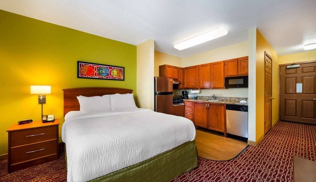 Studio Suite with Full Kitchen Near Meadowbrook Lake – 2.1 Mi