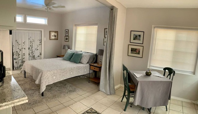 Studio w/queen bed, pets ok, 3 min to Farmer's mkt