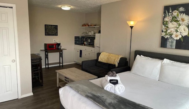 Studio wbalcony-Nob Hill, UNMH, Pres Hosp