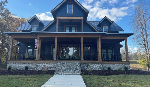 Stunning 4-bedroom house with amazing outdoor space and dock in Double Springs.