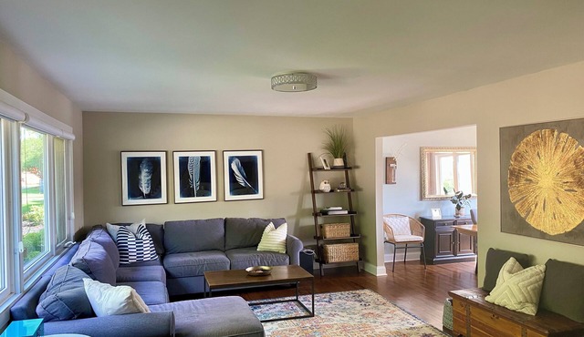 Stunning 4BR family home with LAKE – Walk to the Big House!