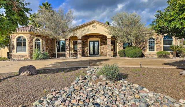 Stunning Cave Creek Oasis with Pool and Hot Tub!