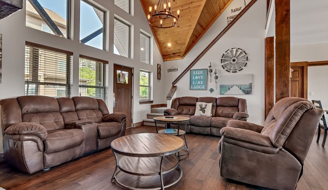 Stunning Lakefront Lodge on Indian Point! 7 BR, 6BA! Boat Silp Included