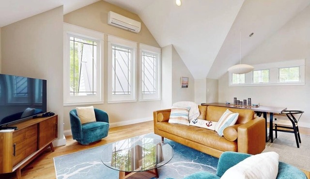 Stunning riverfront home, hot tub, BBQ, and washer & dryer in Edgecomb