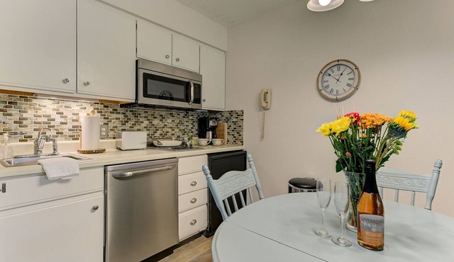 🏖️ Stunning Sunset Bay Views @ The Shores | Traverse Bay Views | Moments to the Beach