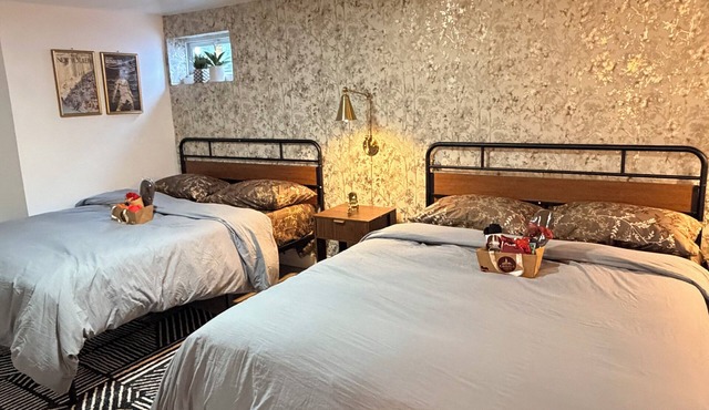 Stylish 2-Queen Studio with Kitchenette near UBS & JFK