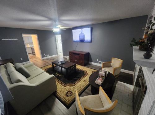 Stylish 4BR Prime Location Close to All!
