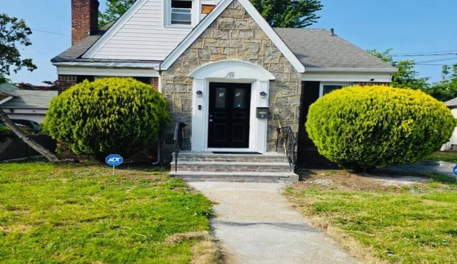 Stylish 6BR Haven - 5 Mins to JFK, Mall & Train Nearby + Free Parking!
