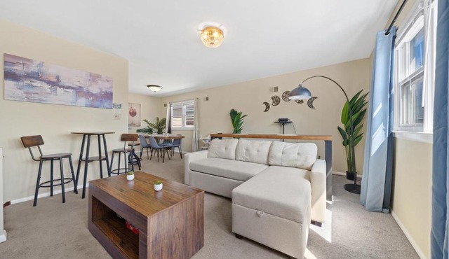 Stylish Apt - 3 min walk - Train to NYC