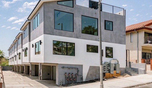 Stylish Modern Home, Private Rooftop & City Views!