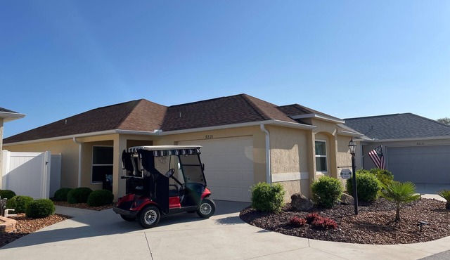 Stylish villa with golf cart, BBQ, near pool & shops in tranquil setting!