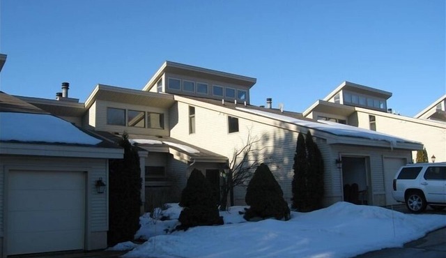 Summer Golf/Winter Ski Condo in Gaylord Overlooking the Otsego Club and Resort