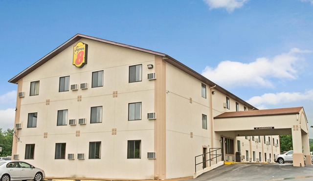 Super 8 by Wyndham Eureka/Six Flags Nearby