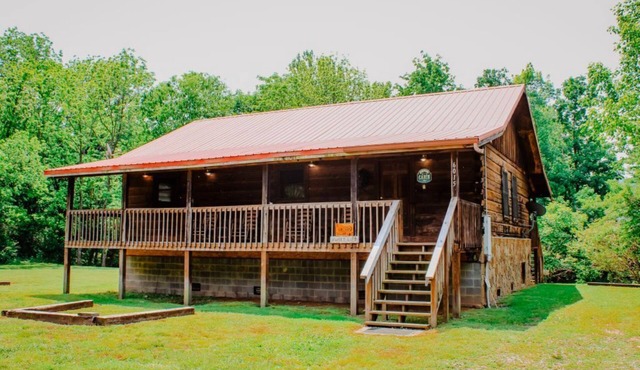 "Sweet Life" Log Cabin Creekside, Trout Fishing, Foosball, Hot Tub and Firepit