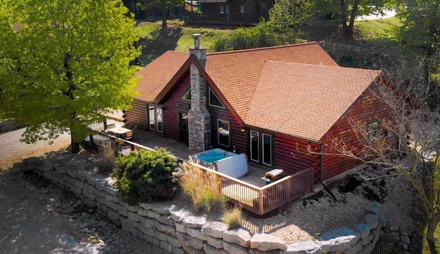 Tailored Decor, Private Hot Tub, Authentic Log Cabin, Grill, Near Big Cedar&Thunder Ridge