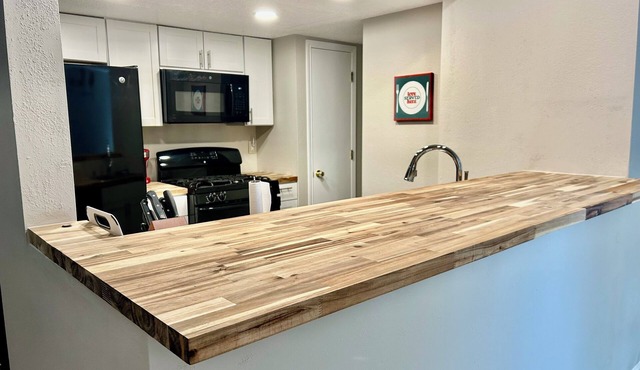 Terrific 3-bedroom Safe renovated townhome IAlbuquerque FIRST FLOOR MASTER SUITE