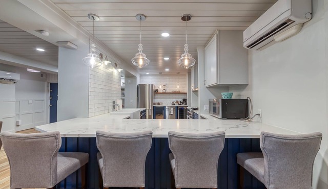 The 4M Golden House #9 - Beautiful Apt Minutes from Downtown!