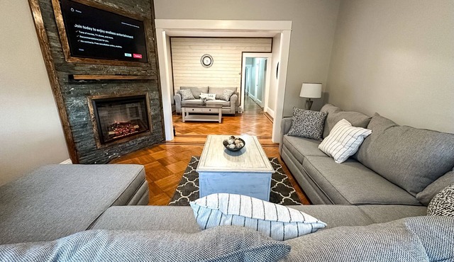 “The Allen House” Charming 3-Bed/2-Bath Sleeps 8. Fantastic location in Albany