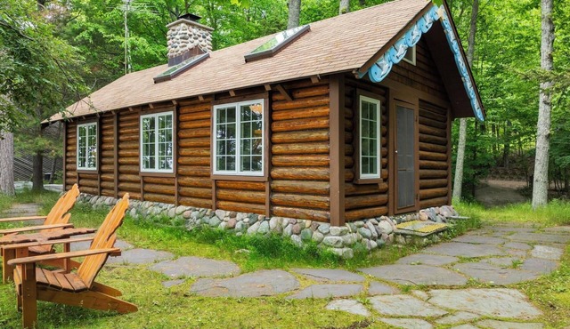 The Blissful Cabin - A cozy one-bedroom cabin with a fireplace.