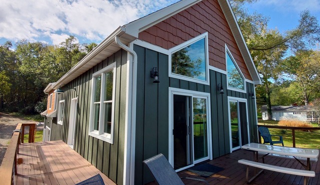The Cheerful Lake House at Crane Cove