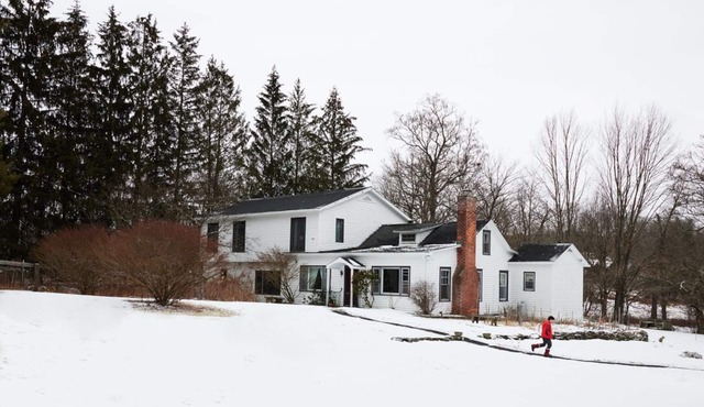 The City Farmers Upstate. 15 min from Hudson. Family friendly. Hot tub and Sauna