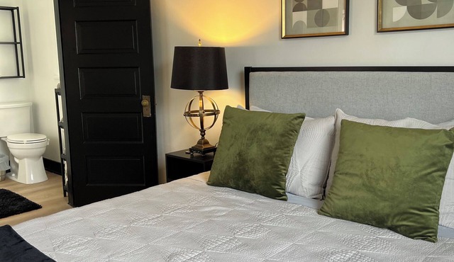The Fairway Suite - Modern Chic Historic Downtown - 1 bed 1 bath - 30+ Day Stay