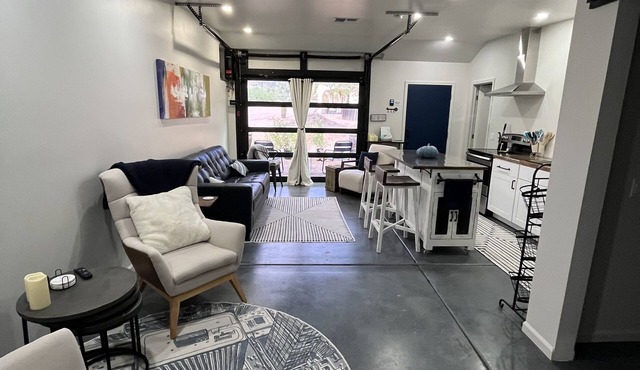 The Garage Apt. - a unique desert experience