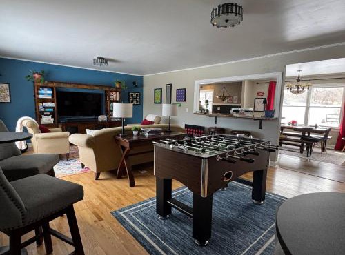 THE HUB 3BD 2BA Entire House FRESH FUN 1980s Board Game Vibe beside Letchworth State Park & near SUNY Geneseo