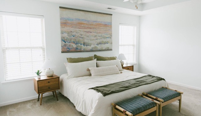 "The Kearney" BRIGHT MODERN STAY w/Yard - 3BR