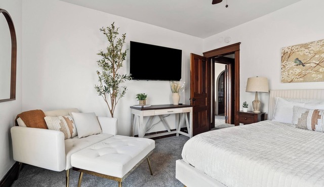 The Mediterranean Oasis, A Perfect Comfort Haven - Entire Upper Unit of Duplex