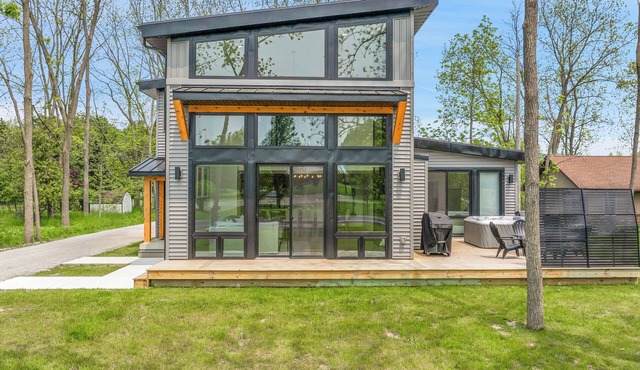 The Modern Glass Haus - Main St - DT Port Sanilac, walkable, hot tub open!