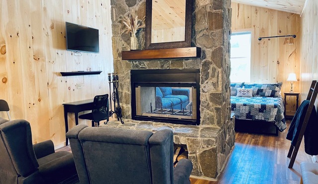 The Outlet Studio, Rustic Comfort w Fireplace in Freeport