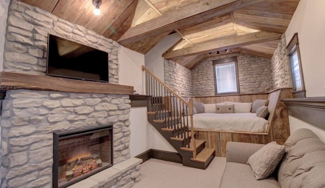 The St. Charles Guest House, lovely historic home, fun for families and groups