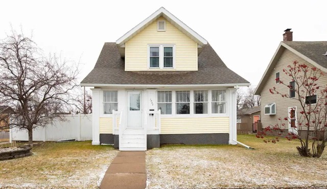 The Sunflower Home- Game Room & Hot Tub! Pet Friendly: Dogs & Cats are welcome!