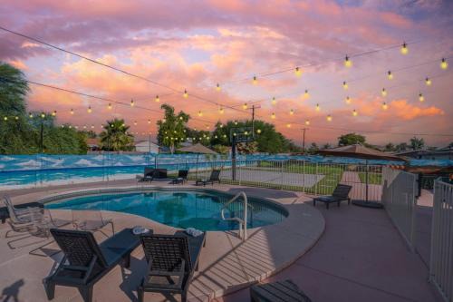 This is it - Great Location -13 Beds - Pool - Gym in Phoenix