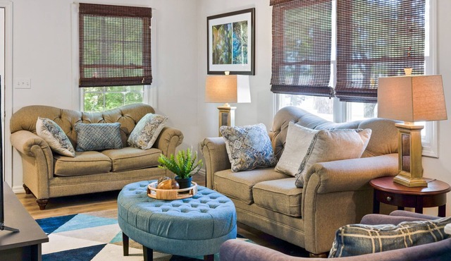Thomas's Cozy Duplex - Centrally Located