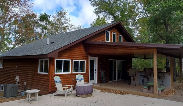 Three Bear Hideaway - Spacious 2 bed + Loft cabin in relaxing, convenient spot!