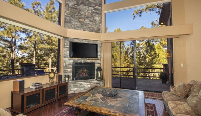 Timberloft Luxury Lodge, HOT TUB , GOLF COURSE views, secluded & private