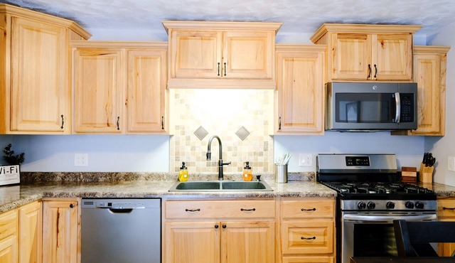 Tiny Pines Cottage Getaway - 2BR Retreat
