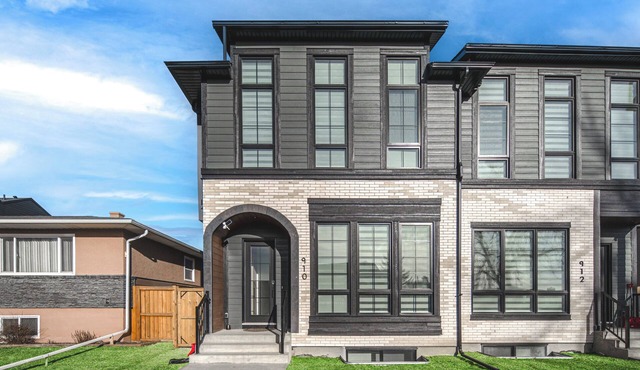 Top 1% Luxury YYC | New Build | Mins to DT in Calgary
