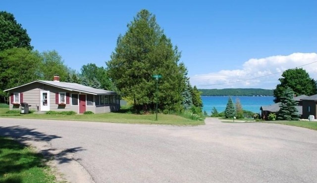 Torch Lake Village Cozy Cottage with private dock