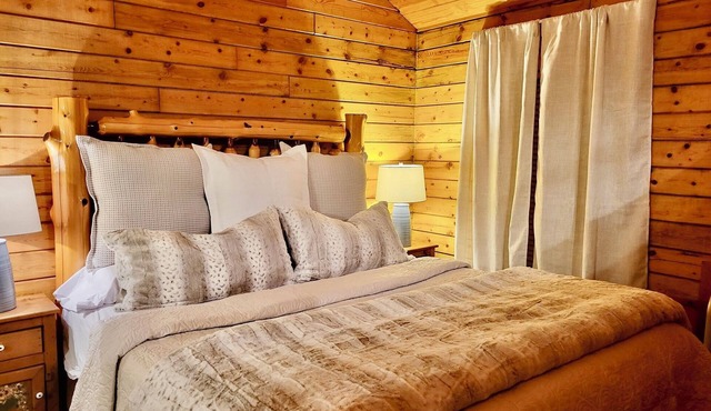 Tranquil Cabin- Perched on Mountain Top boasting jacuzzi for two and expansive deck with views! Trail & Cave on Property!