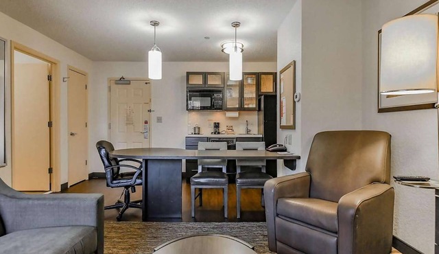 Tranquil Haven: Relaxing Suites with All the Comforts in Jacksonville