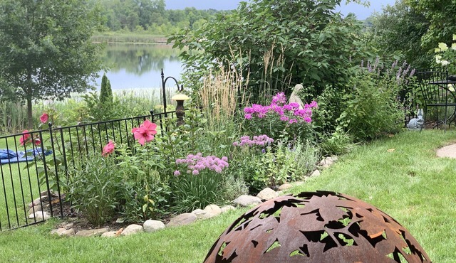 Tranquil haven with a roomy deck and stunning panoramic lake views.