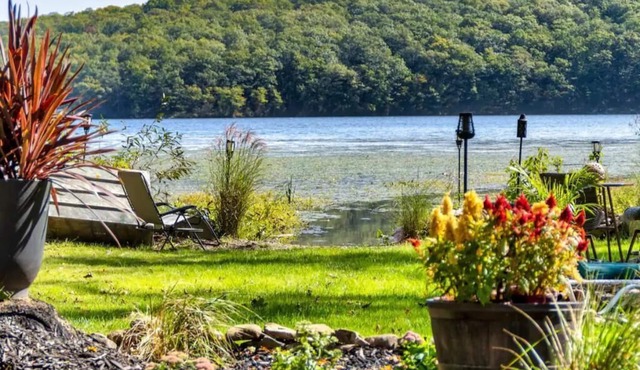 Tranquil Waterfront Retreat on Mombasha Lake in Monroe