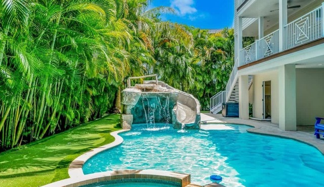 Tropical Hideaway - Luxury home near dining & beach
