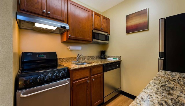 Two Bedroom Suite Perfect for Long Stays Near Twelve Oaks Mall – Minutes Away