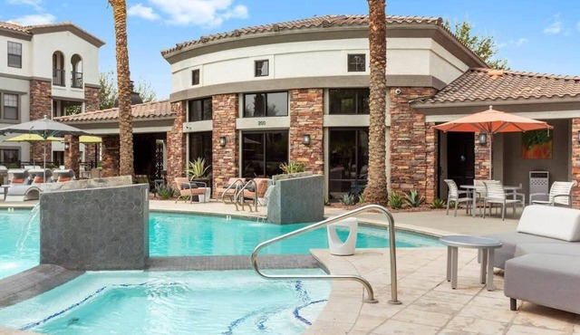 TWO CozySuites Glendale by the stadium with pool! 4 & 18